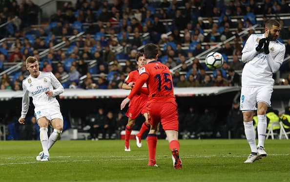 GOLAZO de Toni Kroos. El alemán sigue demostrando su gran talento con un golazo a la escuadra tras un disparo de pierna derecha. El gol de Kroos llegó al minuto 34.