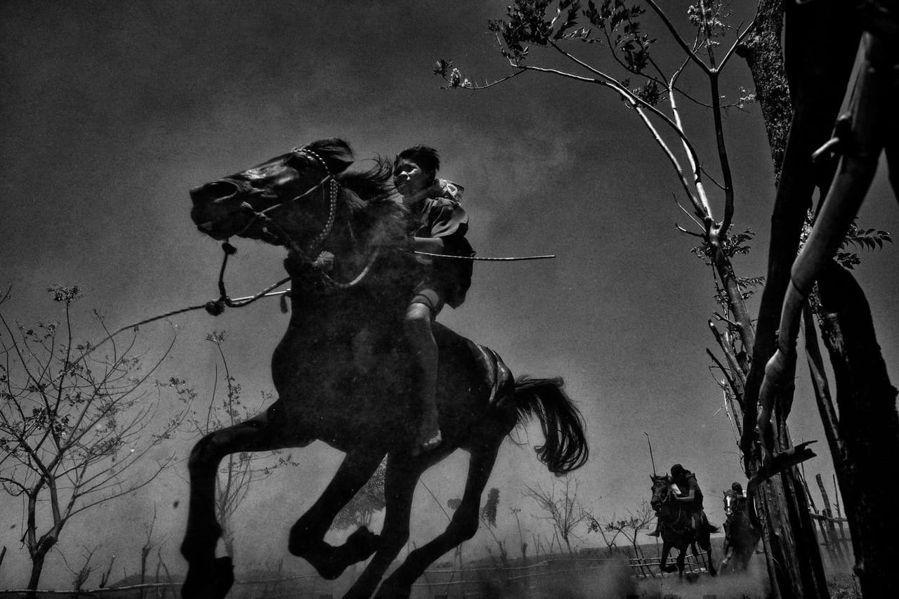 Historia: jinetes entre 5 y 10 años montan descalzos y con poco equipo de protección durante las carreras de caballos tradicionales de Maen Jaran, en la isla de Sumbawa, Indonesia