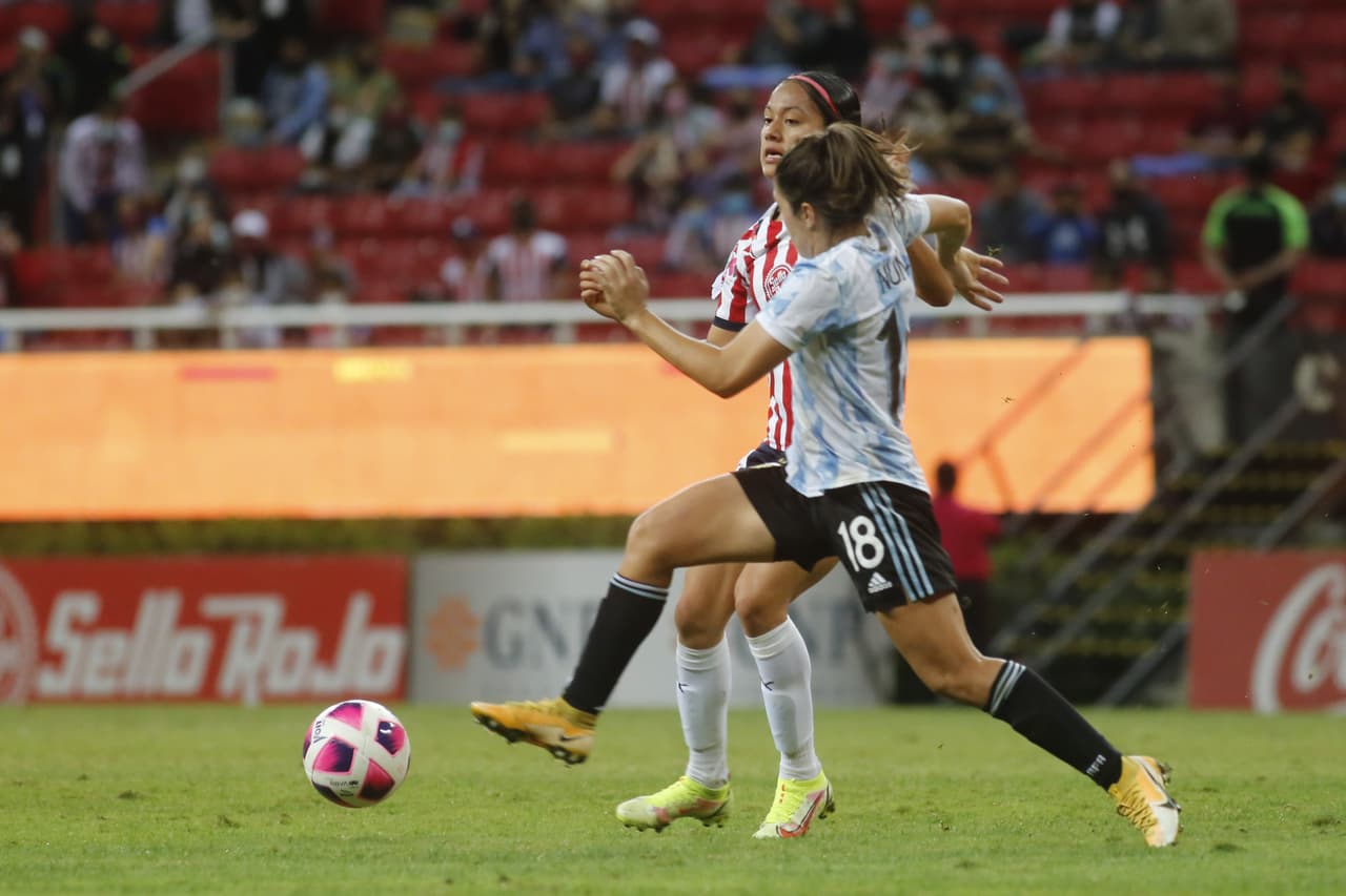 La selección Argentina no se quda con el sabor amargo del partido frente a la selección de México y se imponen al conjunto de Chivas femenil 1-2.