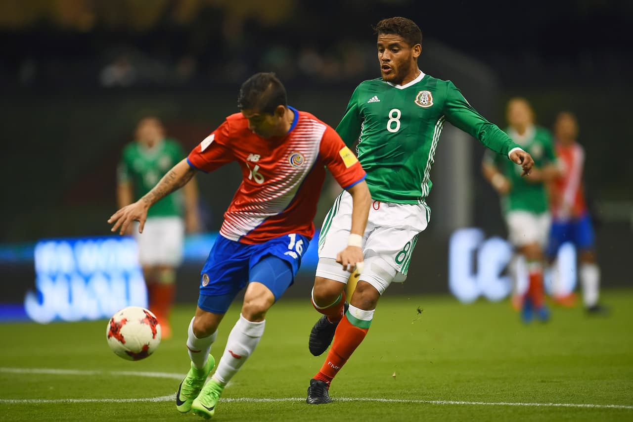 Jonathan Dos Santos Mexico y Cristian Gamboa disputando un balón durante el segundo tiempo.