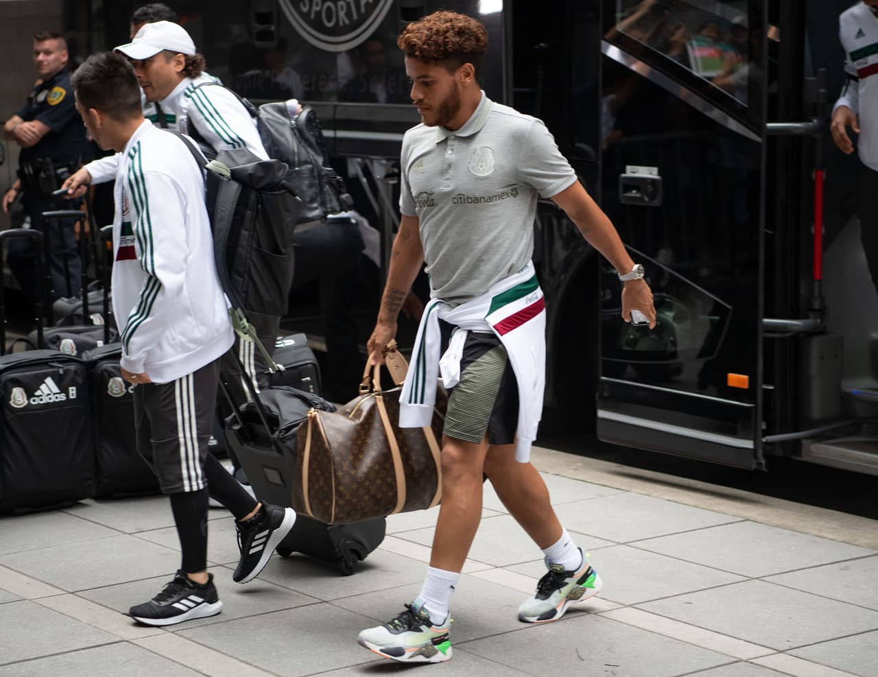 Los futbolistas de la Selección de México arribaron a la ciudad de Houston, donde el sábado entrante se medirán a la de Costa Rica para dirimir un boleto a las Semifinales de la Copa Oro 2019. Entre gritos, porras y mucho entusiasmo, la afición recibió de esta manera a los seleccionados mexicanos.