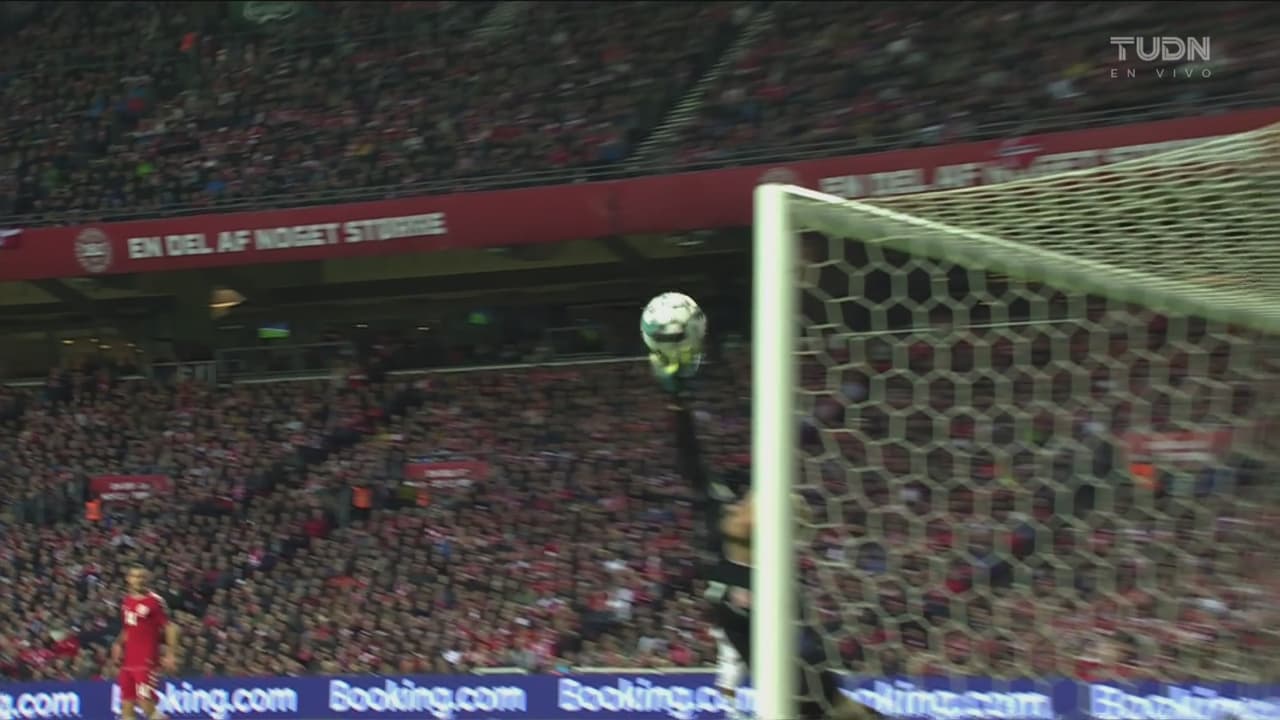 ¡Impresionante vuelo! Schmaichel evita el primero de Suiza