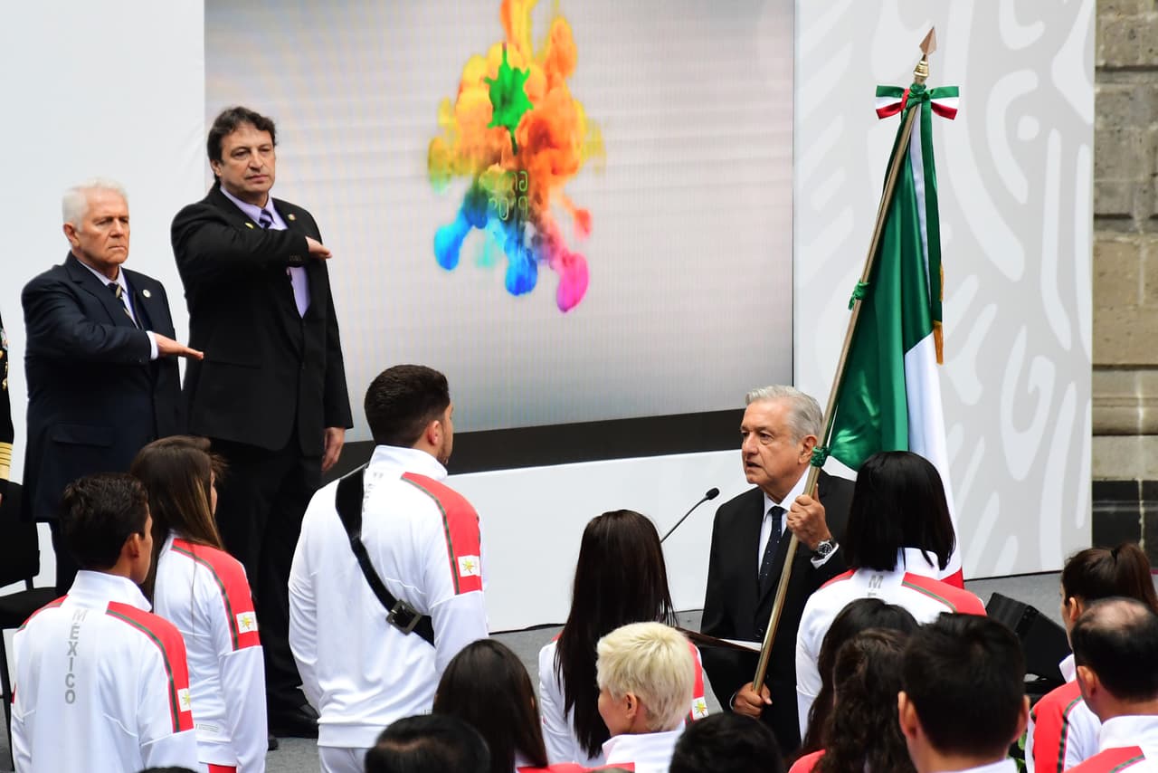 AMLO en la ceremonia de abanderamiento de la Delegación Mexicana para Lima 2019.