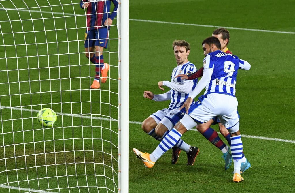 Barcelona supera a la Real Sociedad 2-1.Willian José se encargaba de poner arriba a su equipo al minuto 27, pero Jordi Alba igualaba las cosas al 31. Quien anotó el gol de la victoria, fue Frenkie de Jong al 73 y suman tres puntos.