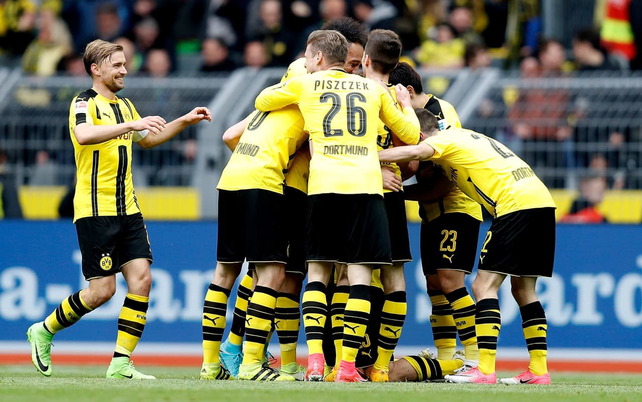 La primera anotación del partido llegó apenas a los tres minutos de juego por intermedio de Marco Reus, quien sumó su tercer gol en esta temporada de la Bundesliga.