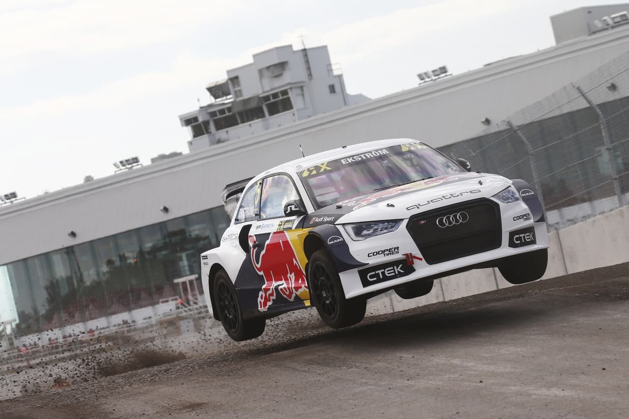 El
<b><a href="http://www.univision.com/noticias/audi">Audi</a> S1 EKS RX</b> es el arma con la que el sueco
<b>Mattias Ekstrom</b> se llevó la corona en el
<b>Campeonato Mundial de Rallycross</b>. Esta disciplina pone a estos pequeños pero potentes coches de rally a competir en un circuito que alterna asfalto y tierra. El
<b>S1 EKS RX</b> lleva un
<b>motor de 2.0 litros</b> y
<b>600 caballos de fuerza</b>.