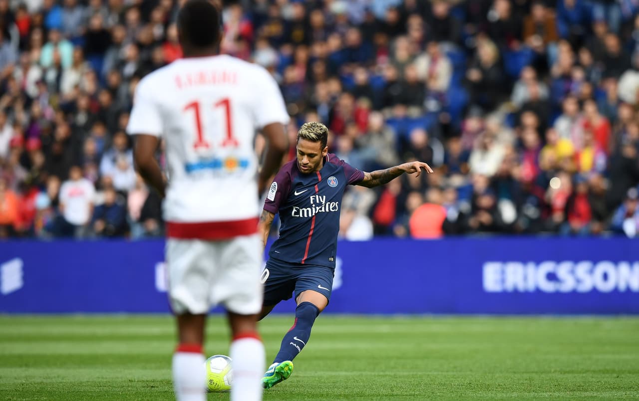 El marcador se comenzó a mover desde muy temprano. Lo hizo Neymar con un cobro de tiro libre impecable.