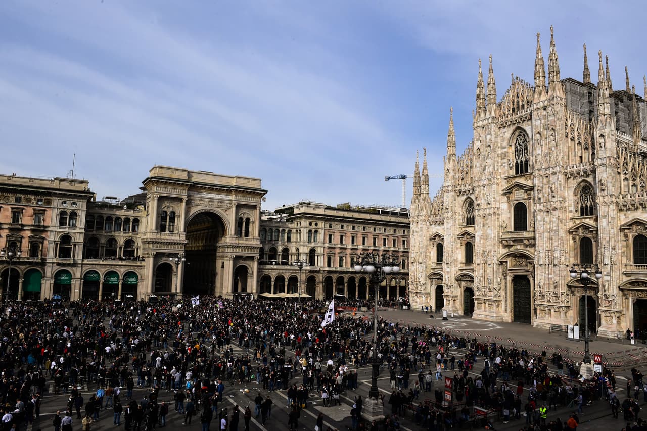 La fiesta en Milán fue cortesía de un gran grupo de fanáticos del Eintracht Frankfurt que se reunieron en la Piazza del Duomo antes de ir al Stadio San Siro incluso con la presencia del presidente del equipo, Peter Fischer, quien se contagió de la alegría que desbordaban con sus banderas y fundas alegóricas a las Águilas.
