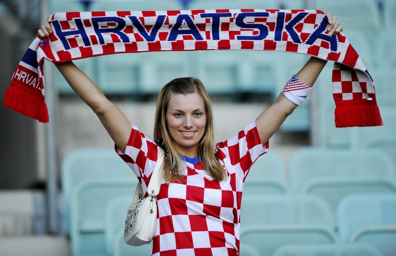 Disfruta de las mejores imágenes de las aficionadas croatas que partido a partido apoyan a su selección.