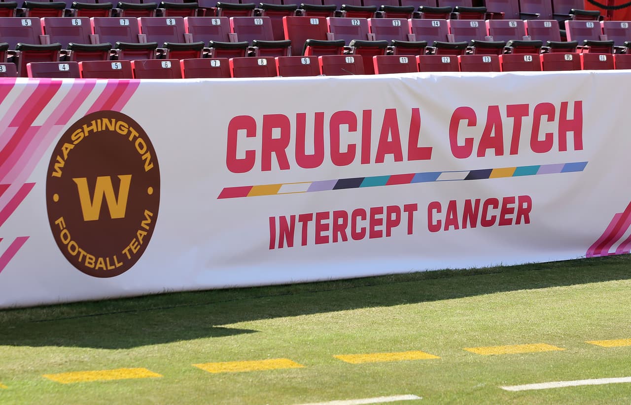 La campaña de la NFL ‘Crucial Catch’, lucha contra el cáncer a través de una temprana detección y reducción de riesgo. La Liga se une con elementos dentro y fuera de la cancha, para concientizar y ayudar a las personas que sufren esta batalla.