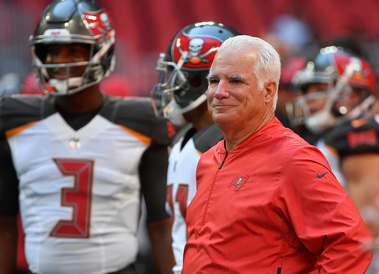Mike Smith charla con Jameis Winston previo al juego del domingo de Tampa Bay en Atlanta.
