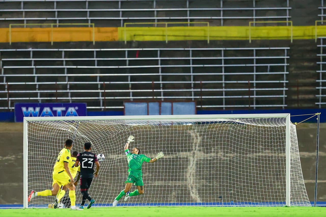 Leon Bailey venció al arquero y capitán Rodolfo Cota.