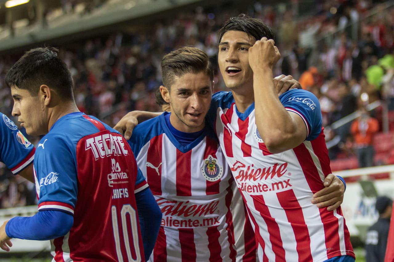 Chivas sufrió en los minutos finales pero logró sacar la victoria 3-2 ante Querétaro.