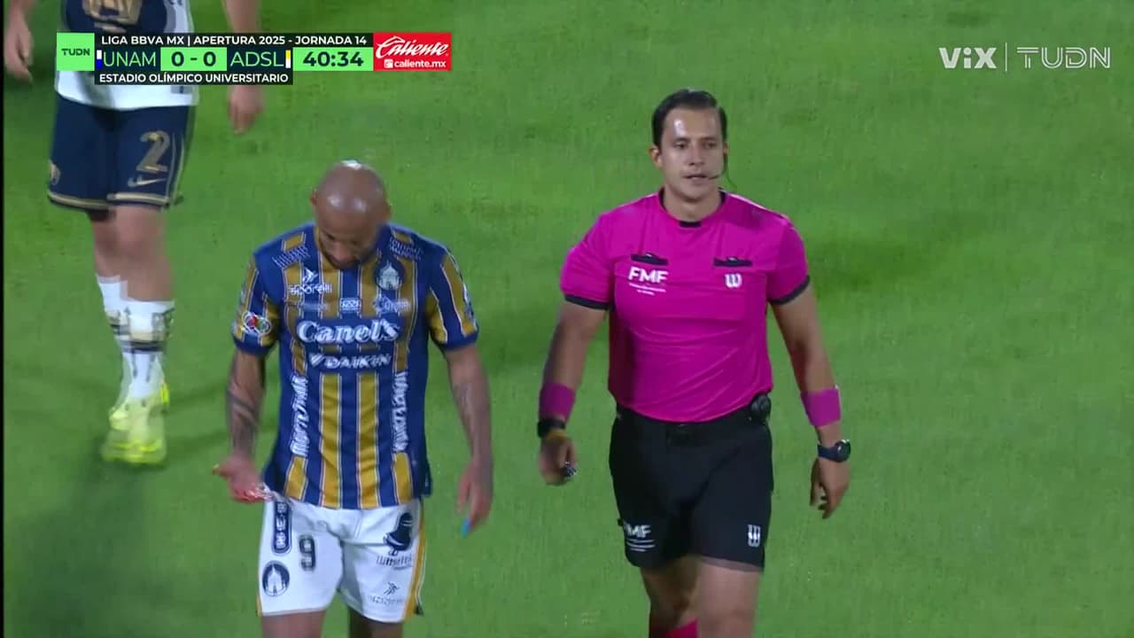 ¡Atención! ¡Joao Pedro es atendido por este fuerte balonazo en la cara!