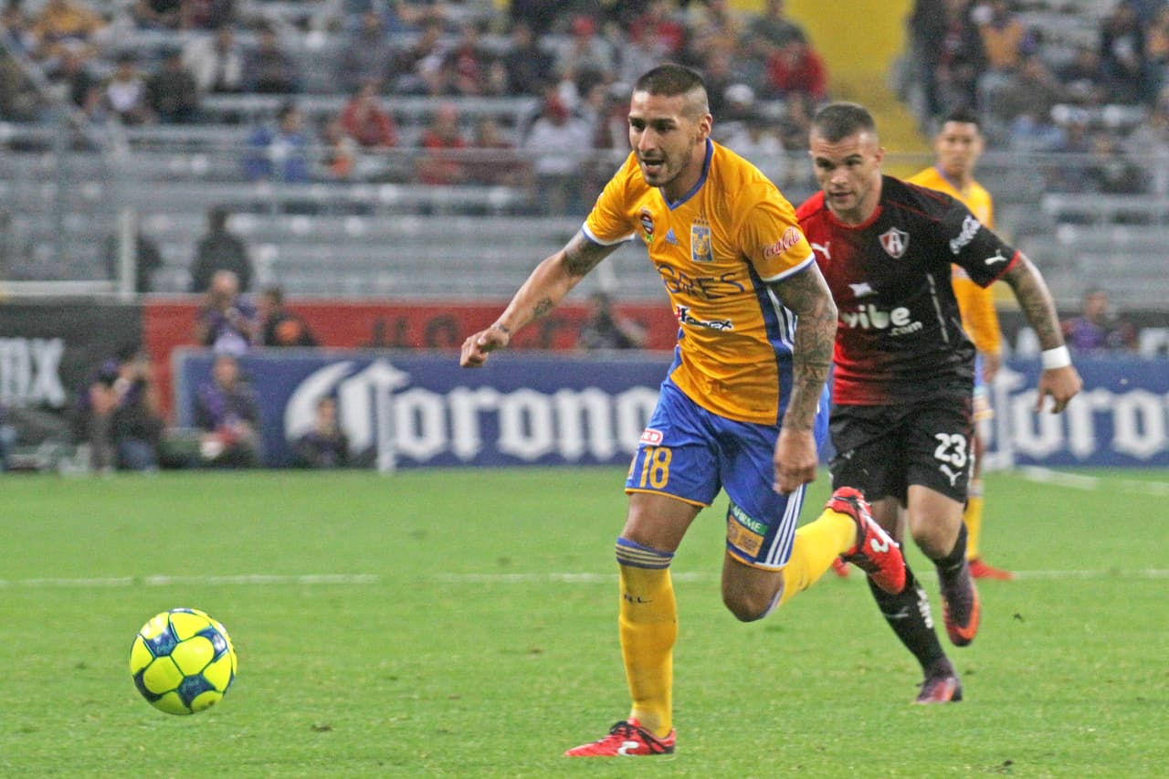 Ferretti sigue colocando a Ismael Sosa en la posición de media punta, donde pasa desapercibido y no gravita. ¿Por qué no hacerlo jugar por el extremo derecho, el cual él domina tan bien?