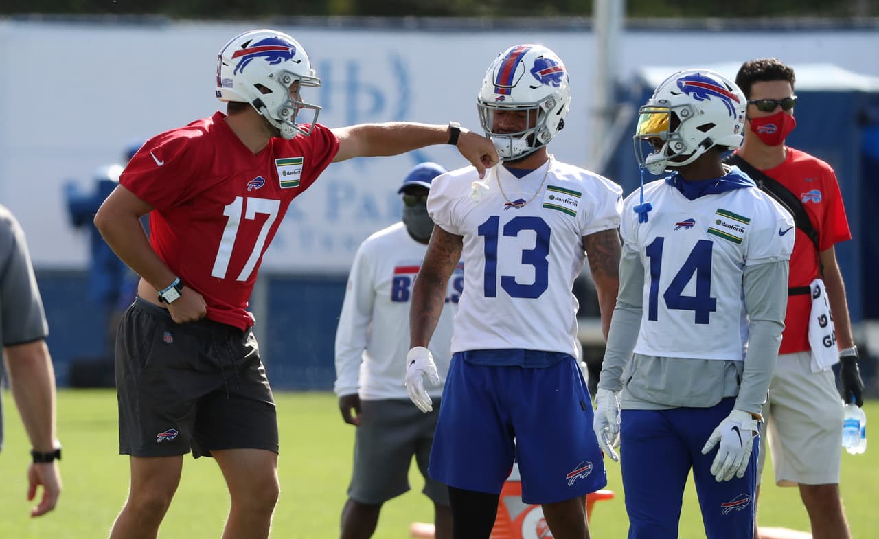 Buffalo Bills quarterback Josh Allen y Gabriel Davis
