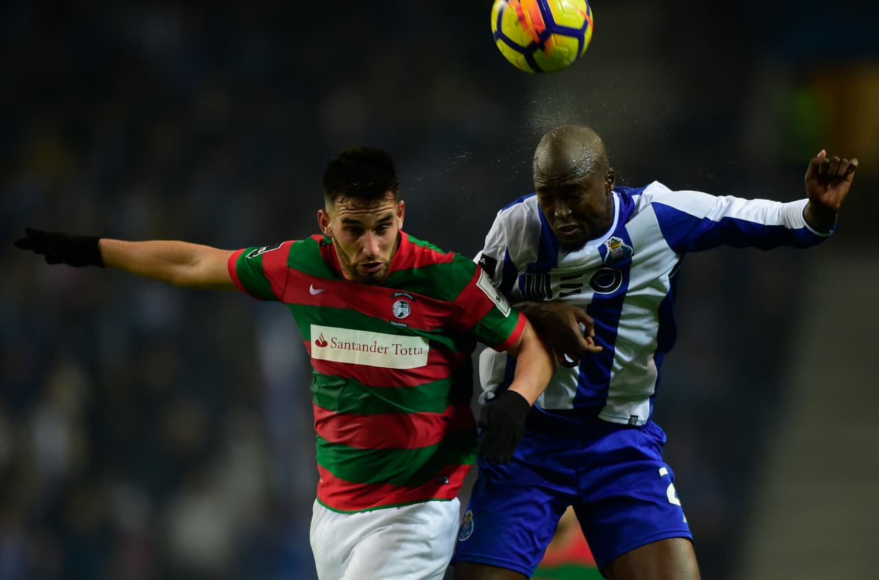 Los locales lo intentaban por todos los medios, pero el gol de la ventaja no llegaba.