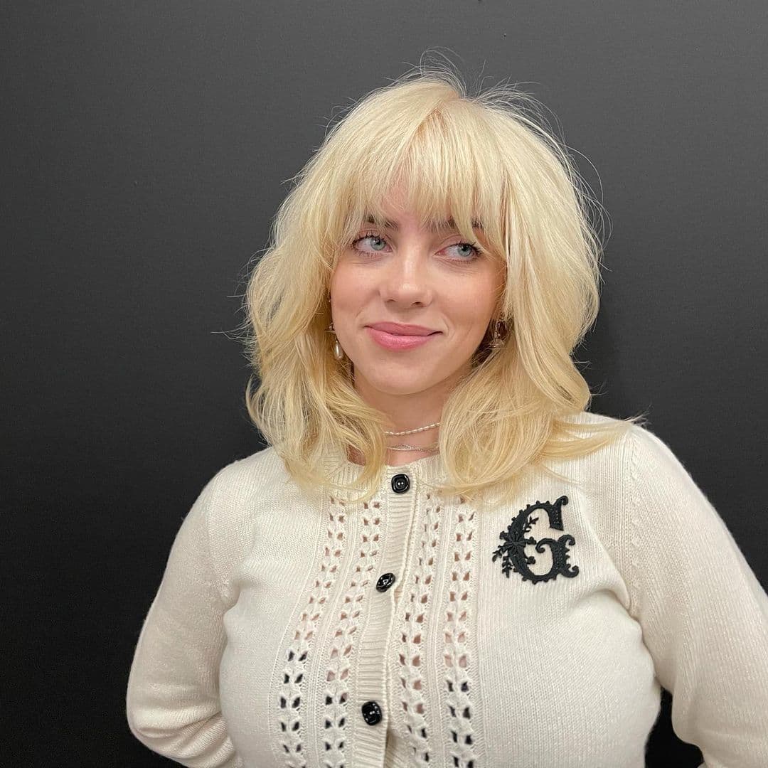 Pasando de un sensual rasguero a un rockero furioso, la canción principal del segundo set de Eilish es tan audazmente diferente de "Bad Guy" como podría ser una canción.