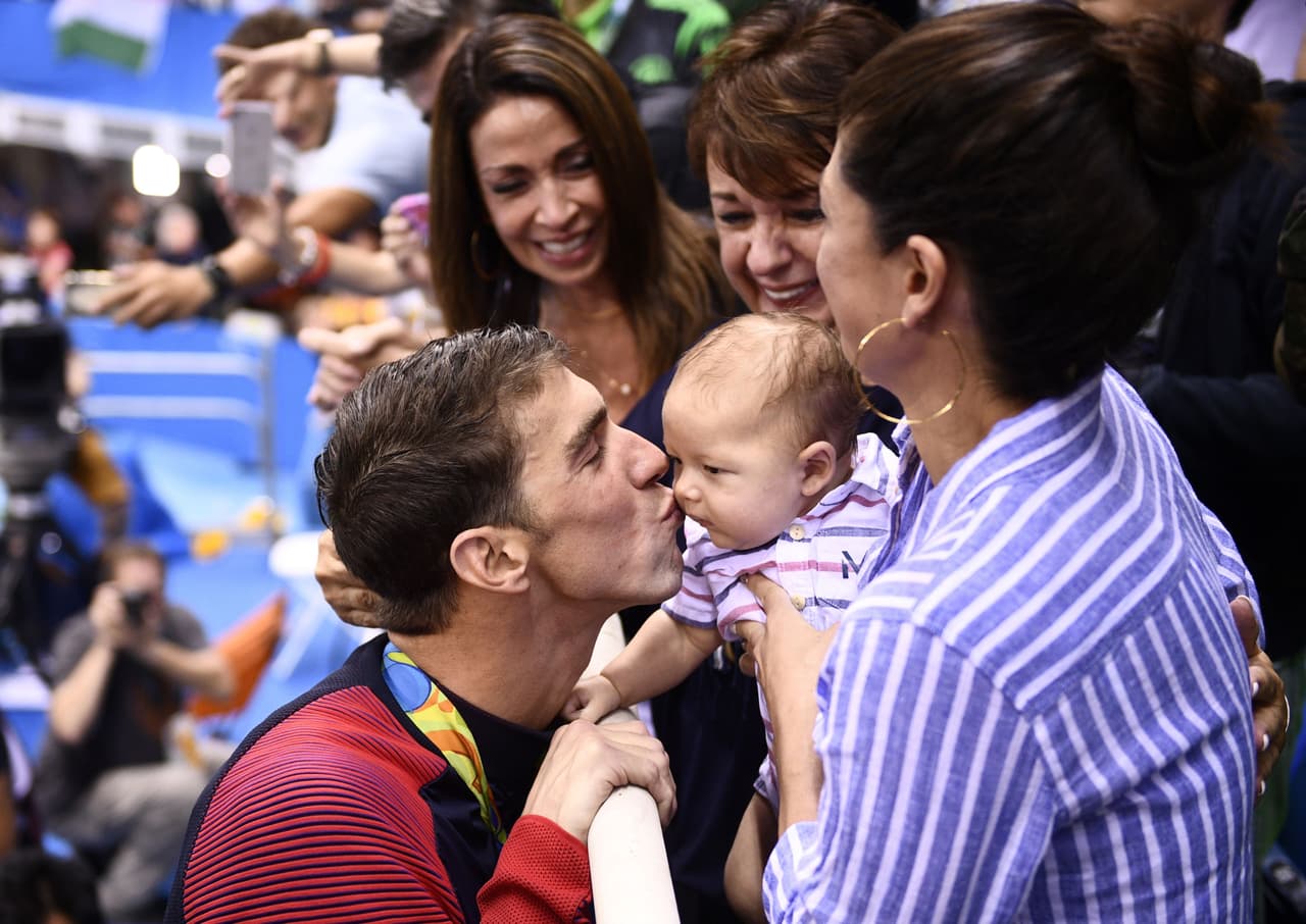 Su bebé, Boommer Phelps, y su esposa,Nicole Johnson, lo acompañan desde las tribunas en Río 2016.