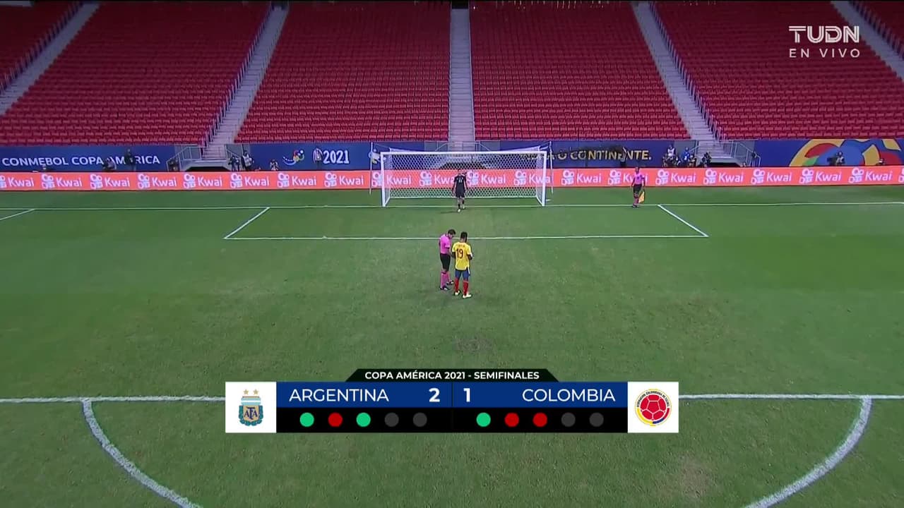 ¡GOL!  anota para Colombia. Miguel Borja