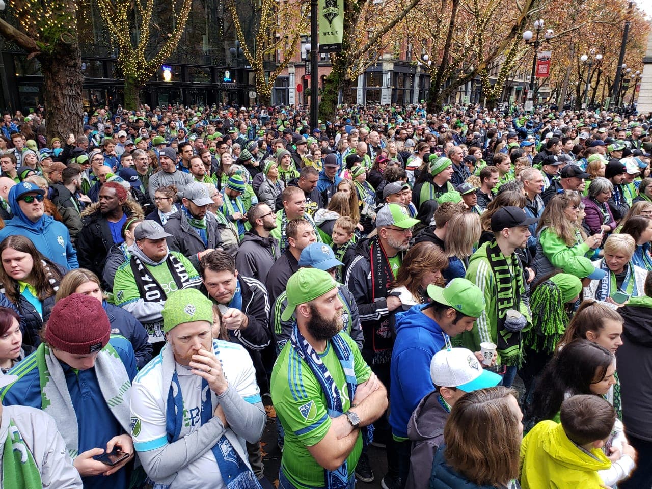 Gran ambiente entre la afición del Sounders previo al encuentro final contra el Toronto FC por la MLS Cup.