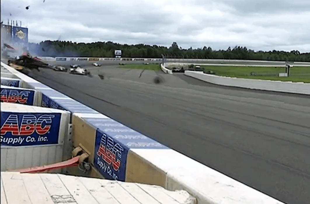 El impacto del monoplaza del piloto canadiense fue tan severo que el auto se estrella contra la malla y la daña. Para fortuna de los ahí presentes nadie salió lastimado, solo la estructura.