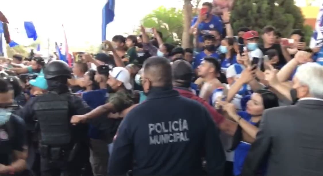Cruz Azul llega a Torreón para disputar la final de ida del futbol mexicano y sus aficionados salen de sus casas para darles una cálida bienvenida.