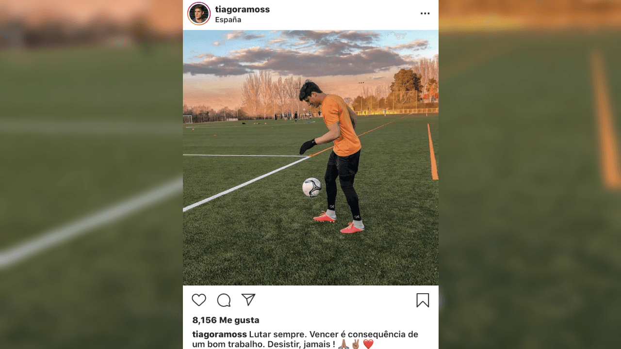 Thiago tiene una gran cantidad de fotografías suyas mostrando su amor por el futbol y por mantener una forma 'fit'.
