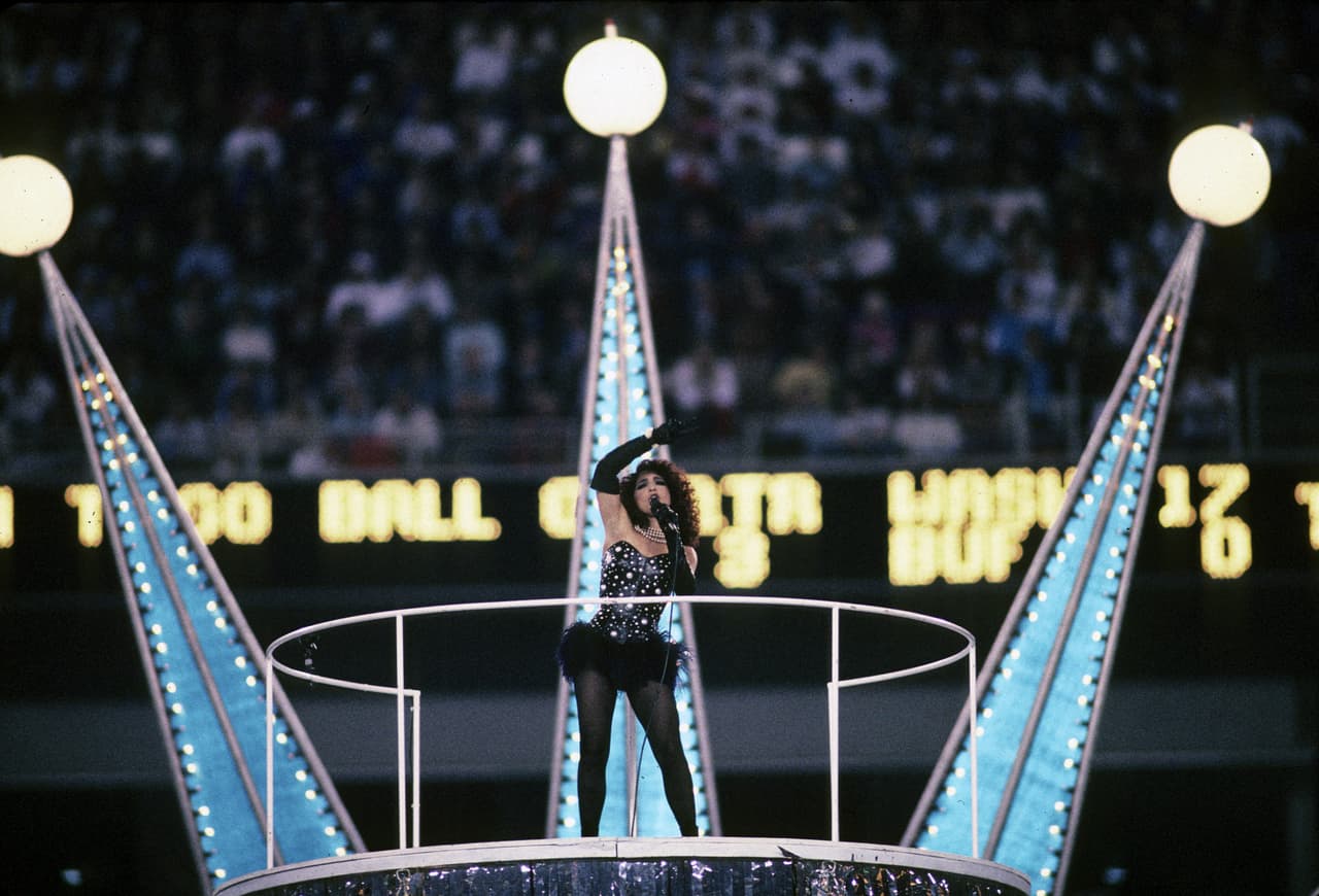 El show de medio tiempo en el Super Bowl XXVI fue el primero donde una estrella de la música pop se hacía cargo de todo el espectáculo. Gloria Estefan vivía su época mágica. Sus canciones estuvieron acompañadas por la coreografía de dos patinadores campeones olímpicos y mundiales, Brian Boitano y Dorothy Hamill.