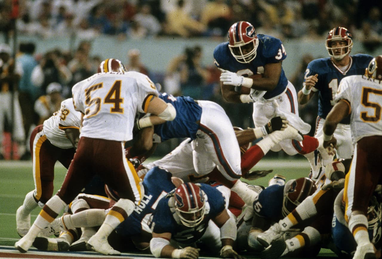 Previo al inicio del Super Bowl XXVI, el corredor Thurman Thomas de los Bills, perdió su casco por lo que no pudo participar en las dos primeras series ofensivas. Muchos años después su compañero Bruce Smith confesó que él había escondido el casco como una broma.