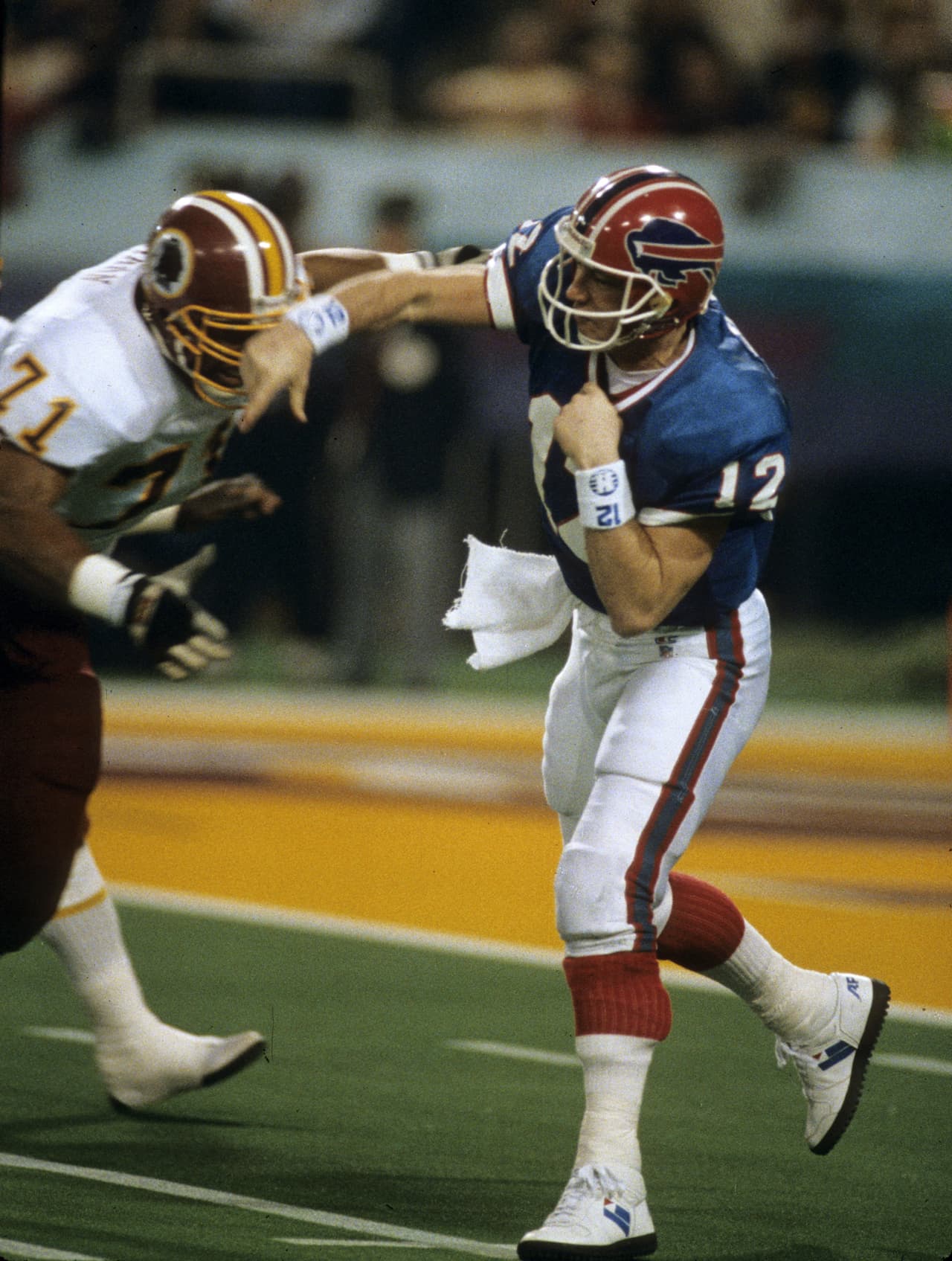 Los Buffalo Bills eran el equipo dominante en la Conferencia Americana. Estaban por segundo año consecutivo en el Super Bowl, perdieron el XXV con los New York Giants. Jim Kelly encabezaba la famosa ofensiva sin reunión de los Bills que producía muchos puntos pero en poco tiempo.