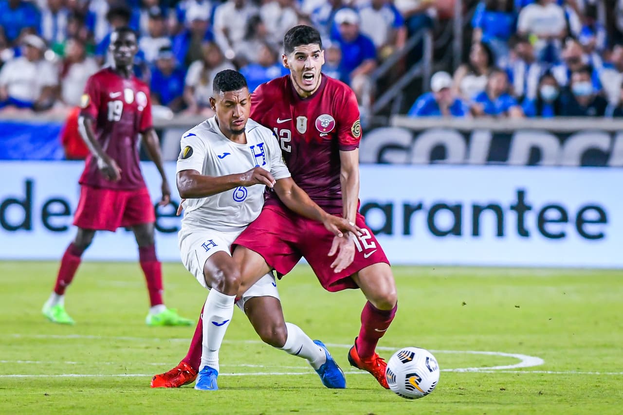 las anotaciones de Homan Ahmed y Abdelaziz Hatem le dan la victoria a Qatar 2-0 sobre Honduras y aseguran el liderato de su grupo.
