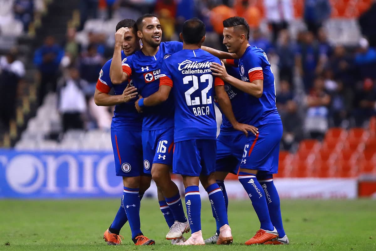 Adrian Aldrete (centro, hacia la derecha) celebra su gol del minuto 18 con el que Cruz Azul abrió el marcador contra Atlas.