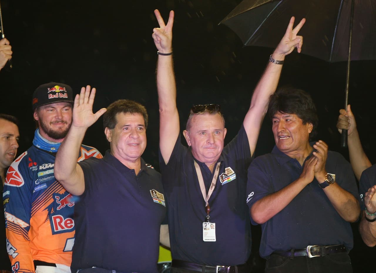 El presidente de Paraguay, Horacio Cartes, y el de Bolivia, Evo Morales, despidieron a la caravana del Dakar en el podio de largada en Asunción en la previa del comienzo el lunes 2 de enero, cuyo trayecto recorre territorio de ambos países más Argentina. El acto simbólico congregó a decenas de miles para la travesía que finaliza el 14 de enero en Buenos Aires.