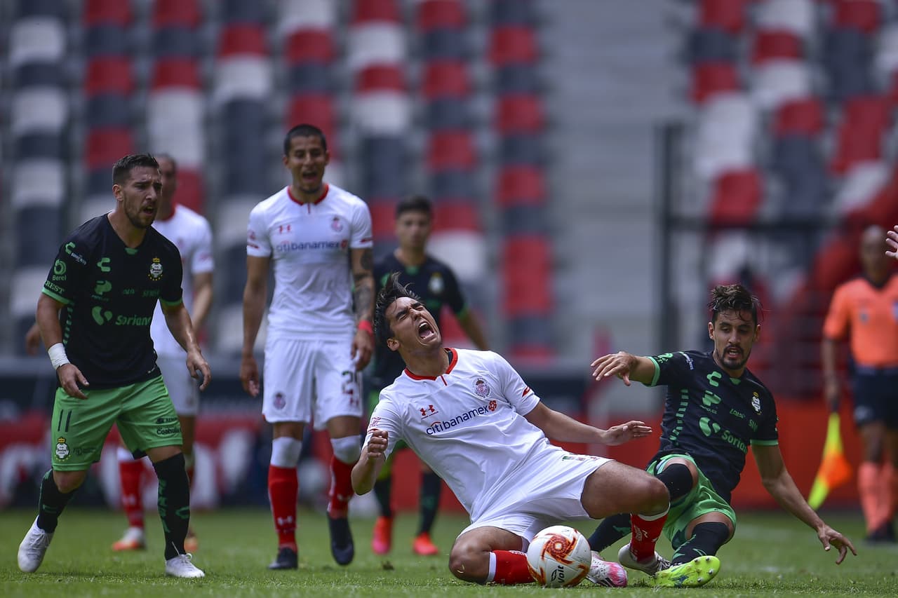 Gael Sandoval y Octavio Rivero se encargaron de darle la victoria a su equipo en el infierno; los de casa anotaron un tanto al minuto 92. Santos vence a Toluca en la Jornada 11 del Torneo Guard1anes de la Liga MX.