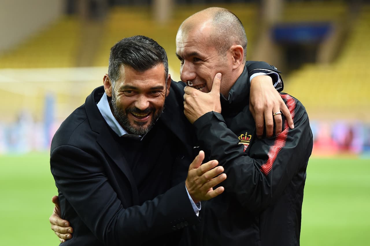 El saludo cordial entre los técnicos de ambos equipos marcó el comienzo del partido.
