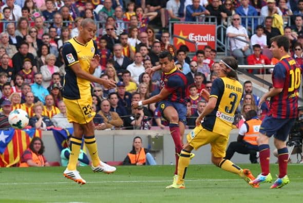 Pero empeoraron las cosas para el Atlético cuando el chileno Alexis empalmó un balón desde el lado izquierdo del área.