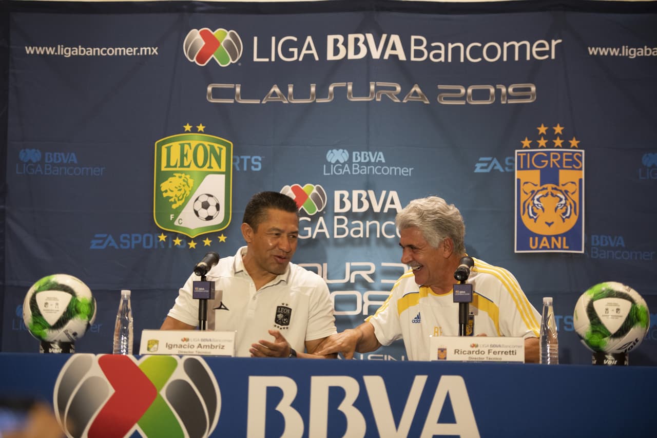 Estas son las mejores imágenes del Día de Medios que sostuvieron Ricardo 'Tuca' Ferretti, entrenador de Tigres, Ignacio Ambriz, técnico del Léon, y algunos de sus futbolistas como Carlos Salcedo, Guido Pizarro, Eduardo Vargas, Luis Montes, Ángel Mena o Fernando Navarro, entre otros, un día antes del Juego de Ida de la Final del Clausura 2019 de la Liga MX, que se efectuará en Monterrey.