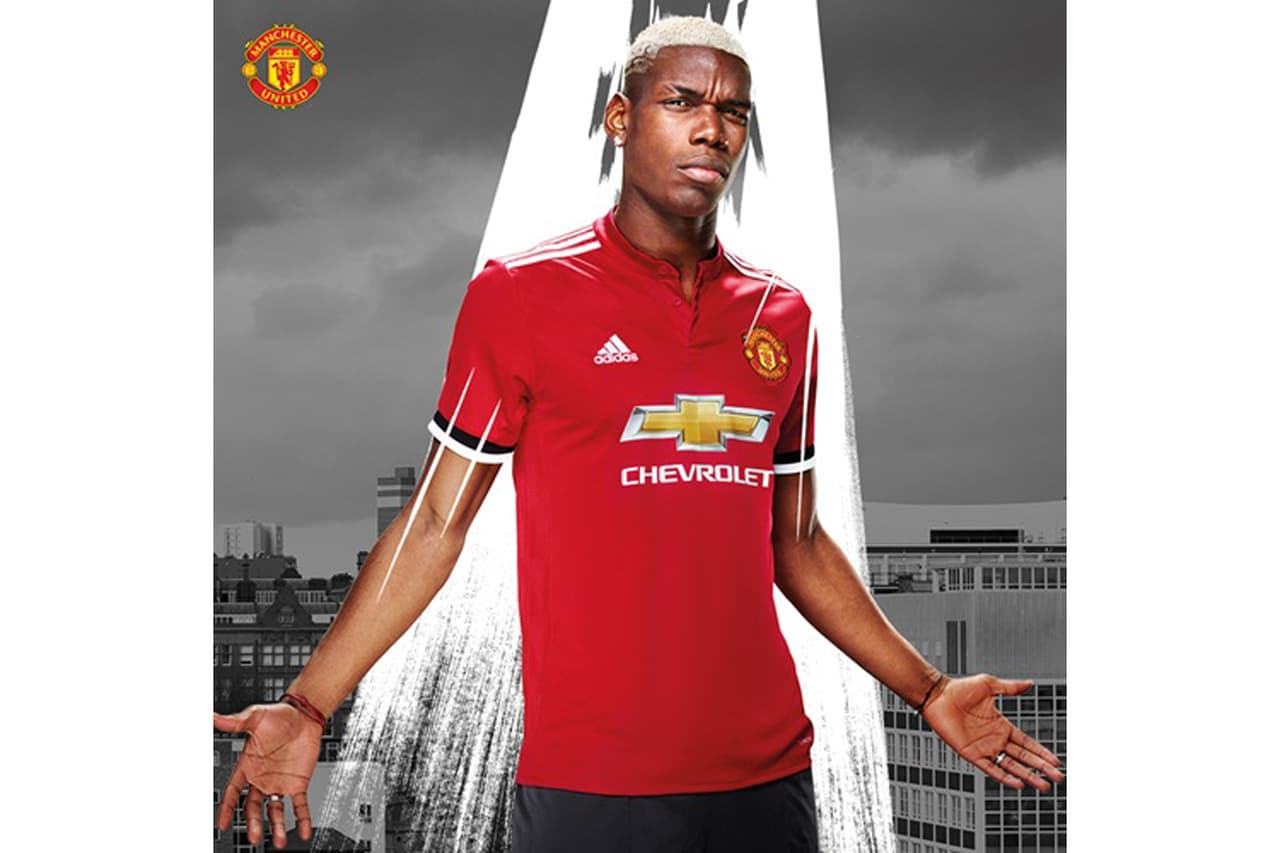 El rojo escarlata sigue siendo protagonista y es acompañado por algunos detalles negros y blancos, los coloros representativos del club.