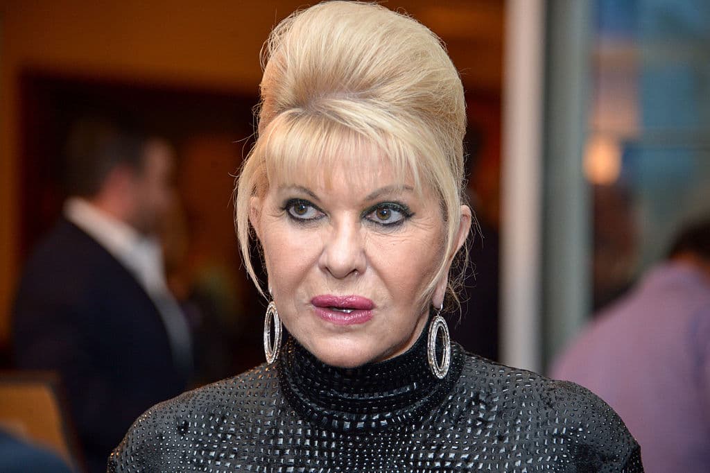 <b><a href="https://www.univision.com/noticias/politica/muerte-de-ivana-trump-donald-trump-inmigrante-nueva-york-tragica-muerte-fotos">Ivana Trump, empresaria y socialité </a></b>
<br>
<br>Trump murió en la ciudad de Nueva York, el 14 de julio. Tenía 73 años.
<br>
<br>Ivana Trump fue esquiadora y modelo. En los años 70 conoció al entonces joven Donald Trump, se casó y tuvo tres hijos con él (Donald Jr., 
<a href="https://www.univision.com/temas/ivanka-trump">Ivanka</a> y Eric.). La pareja se separó en un escandaloso divorcio a inicio de los años 90 e Ivana Trump desarrolló varios proyectos personales como su marca de ropa y el lanzamiento de libros de autoayuda. En julio de 2022, fue hallada en el suelo en su casa de Nueva York. La causa de la muerte fue “traumatismo por golpe contundente” tras un accidente al caerse por las escaleras. 
<br>