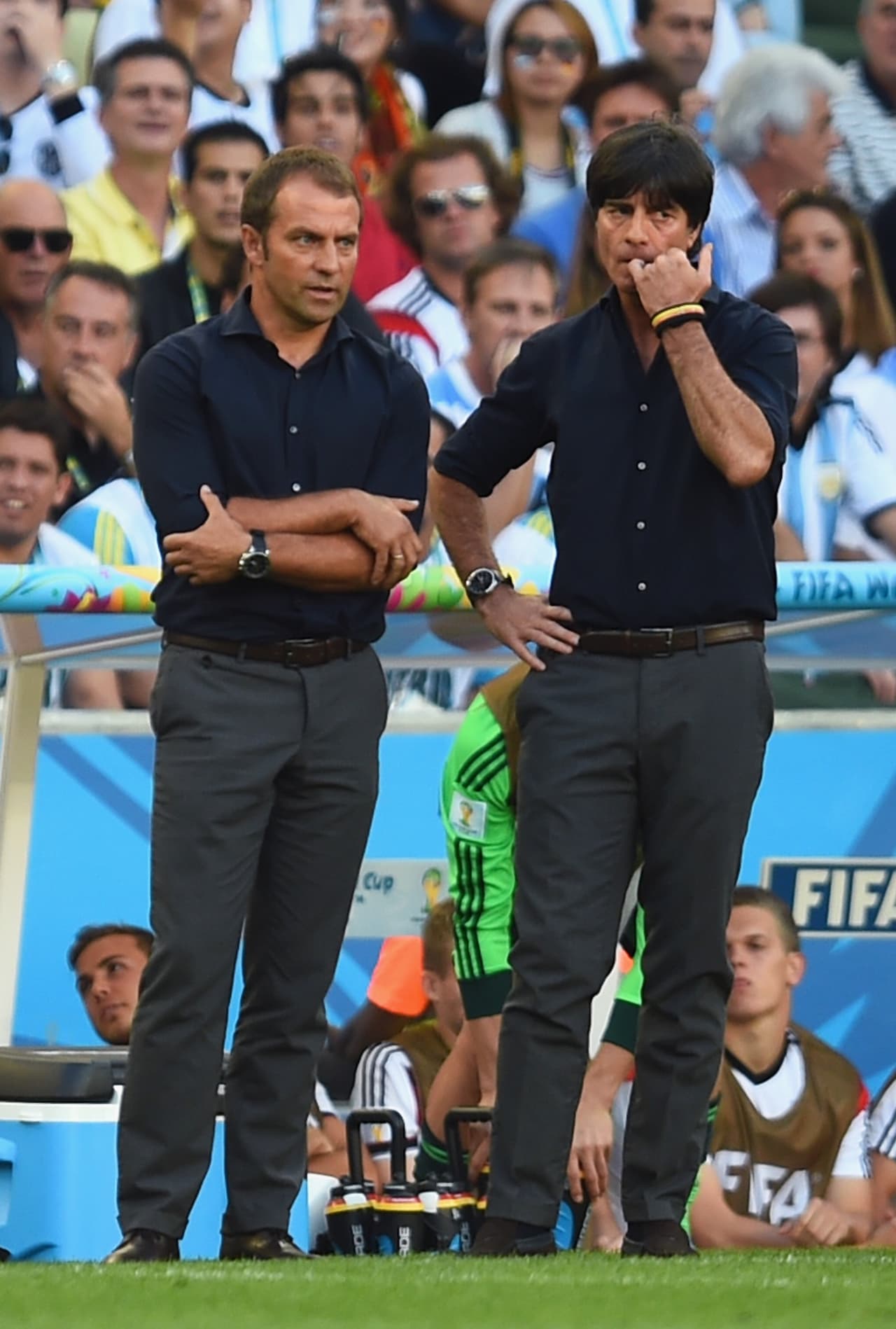 Sin tener en cuenta que era seguido en cámara y concentrado en el juego, el alemán hizo una 'bolita' con ese fluido nasal y se lo llevó a la boca.