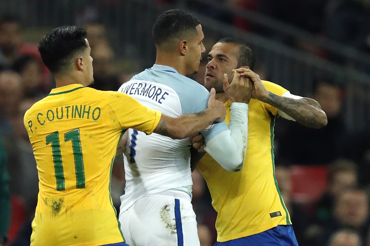 Los únicos que vieron amonestaciones fueron Livemore y Dani Alves luego de un forcejeo.