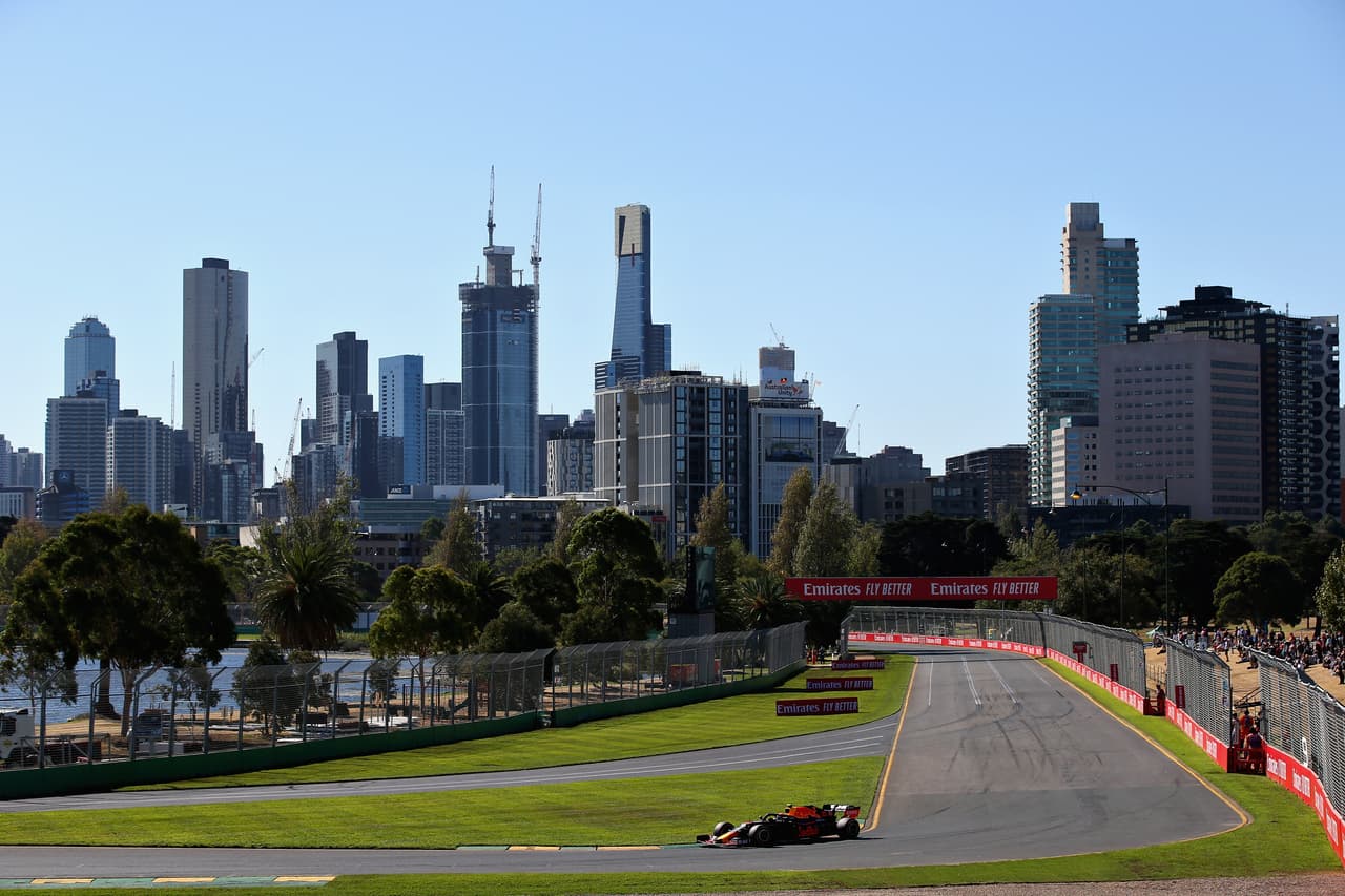 Este viernes se corrieron las dos sesiones de práctica en Melbourne en las que Lewis Hamilton fue el más veloz llegando a hacer la vuelta en 1:22:600. Sebastian Vettel y Valtteri Bottas lo escoltaron cada uno en una de las jornadas. Este sábado en la mañana será la clasificación y el domingo habrá bandera verde.