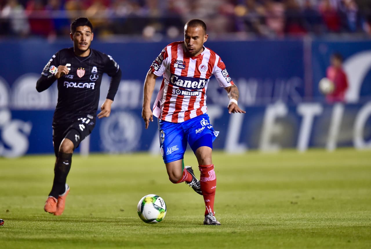 Esto inmediatamente orillaba al equipo potosino a adelantar líneas y buscar recortar la diferencia que en apenas 14 minutos ya se había hecho de 2-0 en su contra.