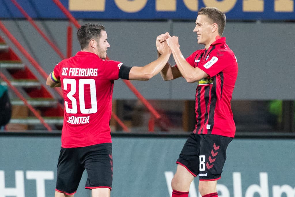Con goles de grifo y Petersen el Freiburg vence 2-1 al Hertha Berlin y sigue soñando con la Europa League.