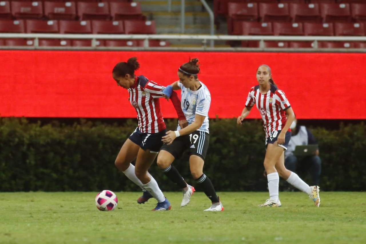 La selección Argentina no se quda con el sabor amargo del partido frente a la selección de México y se imponen al conjunto de Chivas femenil 1-2.