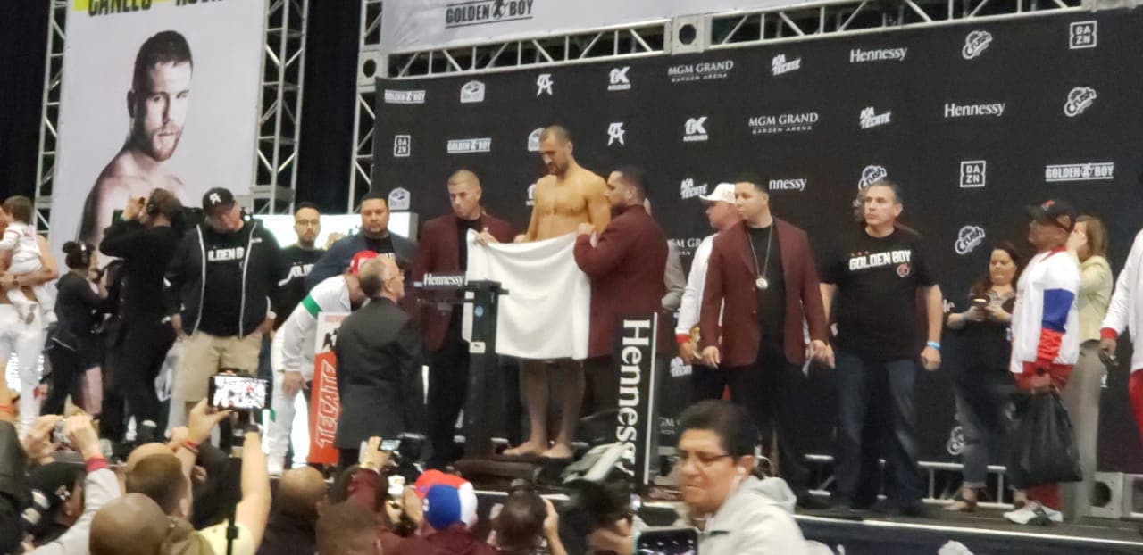 Saúl Álvarez presumió de un físico más trabajado que el ruso Kovalev en la ceremonia de pesaje.