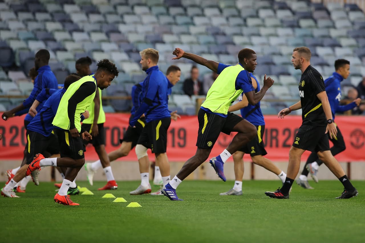 Manchester United entrenó este jueves a puertas abiertas en Perth, Australia, para tener contacto con los cientos de aficionados que llegaron hasta el WACA Ground. Paul Pogba, aún sin definir su futuro, fue uno de los más aclamados tomándose fotos y firmando autógrafos a quienes se lo pidieron. Los Diablos Rojos enfrentarán al Perth Glory y al Leeds United en esta gira por suelo australiano.