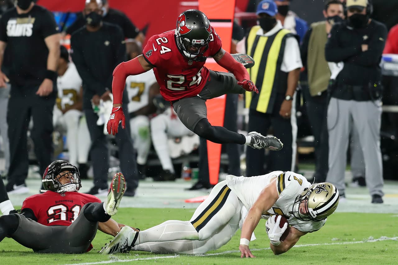 Drew Brees tiene una estupenda noche frente a los Buccaneers y con cuatro pases de anotación y cero intercepciónes, los Saints vencen a Tampa 38-3 en su casa.