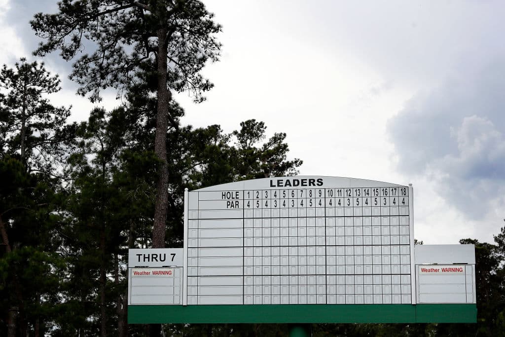 El clásico tablero donde se va informando, a la antigua usanza, a los aficionados cómo van las cosas en el torneo.